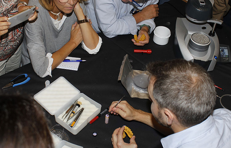 Curso teórico-práctico sobre blanqueamiento y estética dental