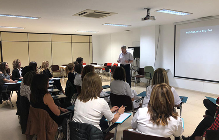 El Dr. Cardona en un momento del curso